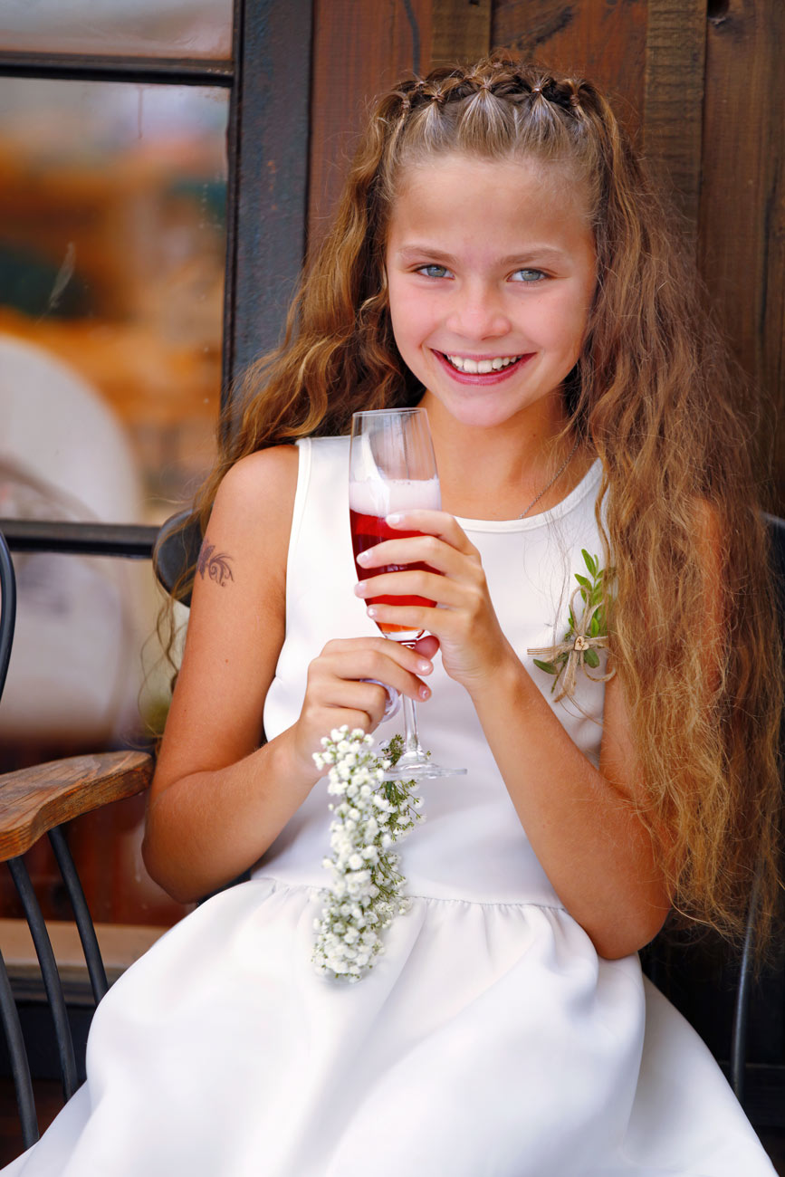 Reportážní fotografie ženy se skleničkou na společenské události – přirozená atmosféra eventu